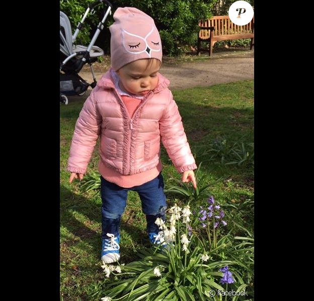 La princesse Leonore de Suède réjouie par l'arrivée du printemps. Photo du Facebook de la princesse Madeleine de Suède, le 17 avril 2015.