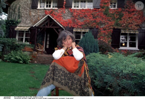 Anne-Marie Peysson pose devant sa maison en décembre 1996.