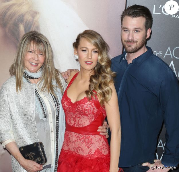 Blake Lively avec sa mère Elaine Lively et son frère Eric Lively à la première d'Adaline à New York, le 19 avril 2015.