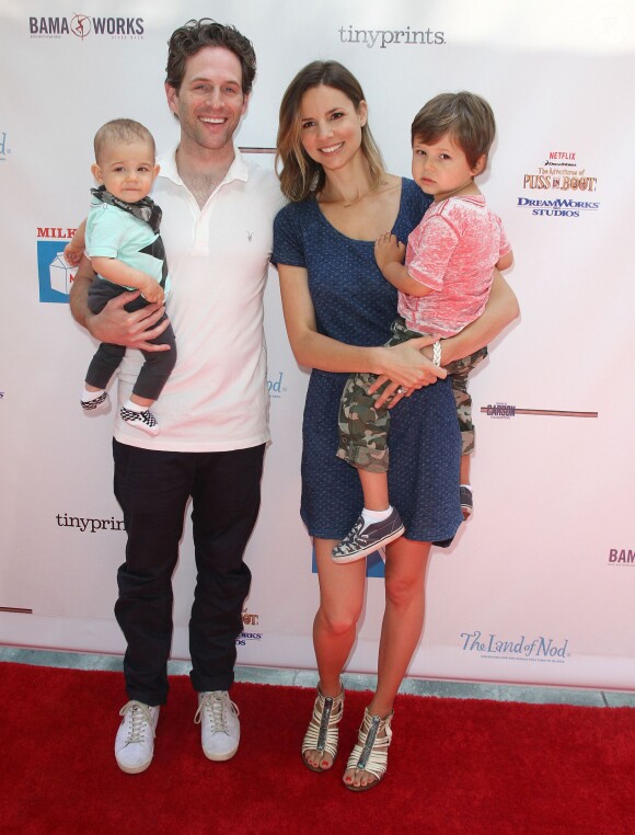 Glenn Howerton avec sa femme Jill Latiano et leurs enfants à la 6ème soirée annuelle de « Milk+Bookies » à Los Angeles, le 19 avril 2015  