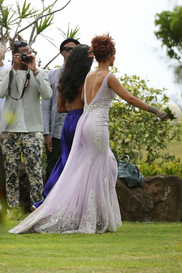 Rihanna et Melissa Forde, renversantes demoiselles d'honneur au mariage de leur amie Jennifer Rosales et son compagnon Aaron Davis. Honolulu, Hawaï, le 20 avril 2015.