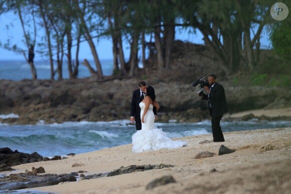 Jennifer Rosales et Aaron Davis se marient sur une plage d'Honolulu à Hawaï, le 20 avril 2015.