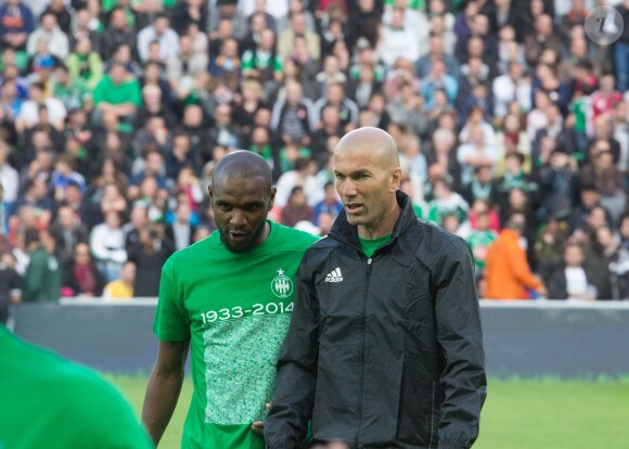 Zinédine Zidane et Eric Abidal lors de la 12e édition du "Match contre la pauvreté", au stade Geoffroy-Guichard de Saint-Étienne, le 20 avril 2015