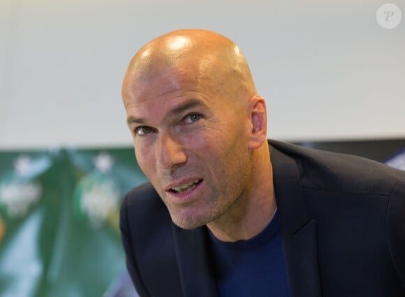 Zinédine Zidane lors de la conférence de presse de la 12e édition du "Match contre la pauvreté", au stade Geoffroy-Guichard de Saint-Étienne, le 20 avril 2015