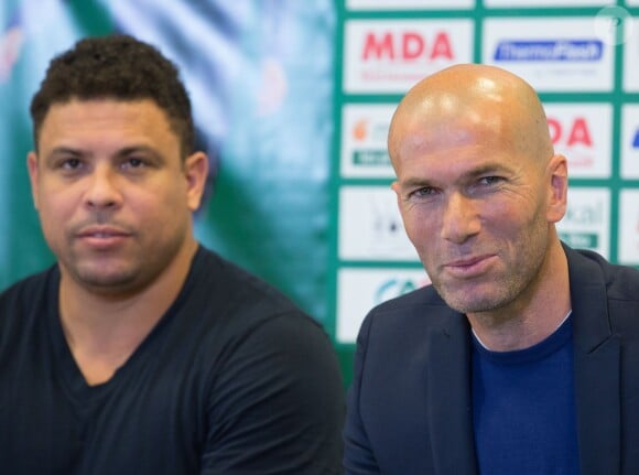 Zinédine Zidane et Ronado lors de la conférence de presse de la 12e édition du "Match contre la pauvreté", au stade Geoffroy-Guichard de Saint-Étienne, le 20 avril 2015