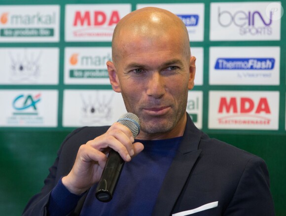 Zinédine Zidane lors de la conférence de presse de la 12e édition du "Match contre la pauvreté", au stade Geoffroy-Guichard de Saint-Étienne, le 20 avril 2015