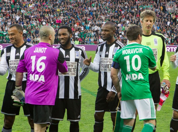 Cafu, Jay-Jay Okocha, Éric Abidal, Edwin van der Sar, Jérémie Janot et Lubomir Moravcik lors du "Match contre la pauvreté", au stade Geoffroy-Guichard de Saint-Étienne, le 20 avril 2015