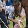Kate Middleton et le prince George de Cambridge en juin 2014 lors d'un match de polo disputé par le prince William à Windsor.