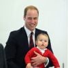 Le prince William porte son fils le prince George de Cambridge à l'aéroport de Sydney le 25 avril 2014