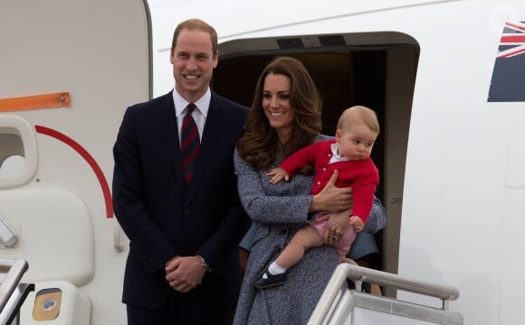 Le prince William, Kate Middleton et leur fils le prince George partant d'Australie, le 25 avril 2014.