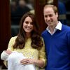 La duchesse Catherine de Cambridge et le prince William avec leur fille la princesse Charlotte devant l'hôpital St Mary de Londres le 2 mai 2015