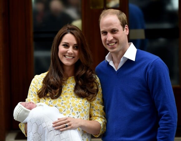 La duchesse Catherine de Cambridge et le prince William avec leur fille la princesse Charlotte devant l'hôpital St Mary de Londres le 2 mai 2015