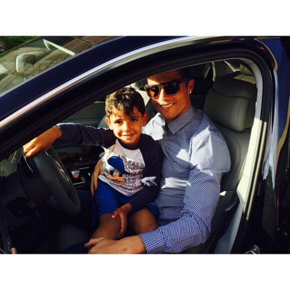 Cristiano Ronaldo et son fils Cristiano Jr - photo publiée sur le compte Instagram du joueur le 21 avril 2015
