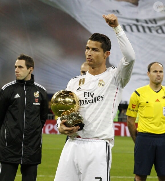 Cristiano Ronaldo avec son Ballon d'Or lors des 1/8e de finale de la Copa del Rey entre le Real Madrid et l'Atlético de Madrid au stade Santiago Bernabeu le 15 janvier 2015