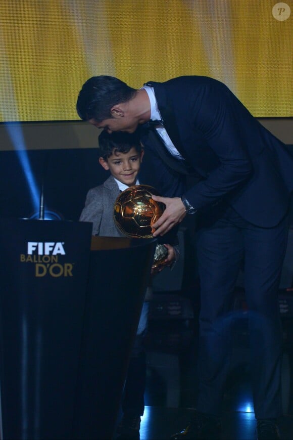 Cristiano Ronaldo et son fils Cristiano Jr lors de la cérémonie du Ballon d'Or à Zurich, le 12 janvier 2015