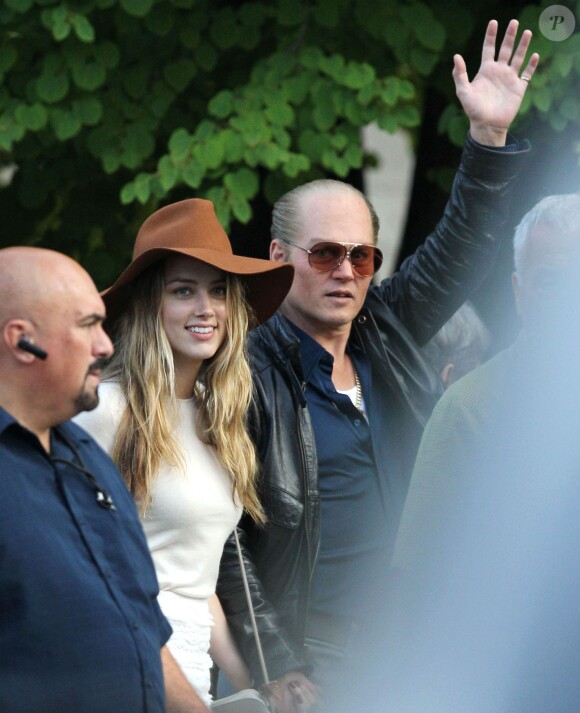 Johnny Depp et sa fiancée Amber Heard - Amber Heard rend visite à son fiancé Johnny Depp sur le tournage de "Black Mass" à Lynn dans le Massachusett le 21 juillet 2014. 