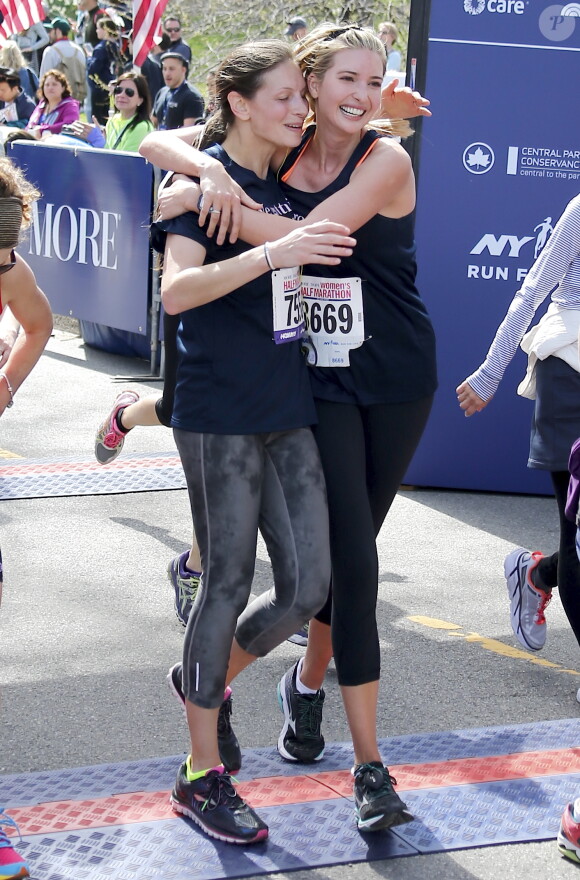 Exclusif - Ivanka Trump lors du semi-marathon de New York, supportée par ses deux enfants et son mari Jared Kushner. Le 19 avril 2015