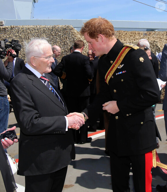 Le prince Harry parle avec Roger Boissier lors de la réception organisée le 24 avril 2015 à bord du HMS Bulwark dans la péninsule de Gallipoli pour les commémorations du centenaire de la bataille du même nom.