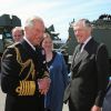 Le prince Charles avec Hugh Gillespie lors de la réception organisée le 24 avril 2015 à bord du HMS Bulwark dans la péninsule de Gallipoli pour les commémorations du centenaire de la bataille du même nom.