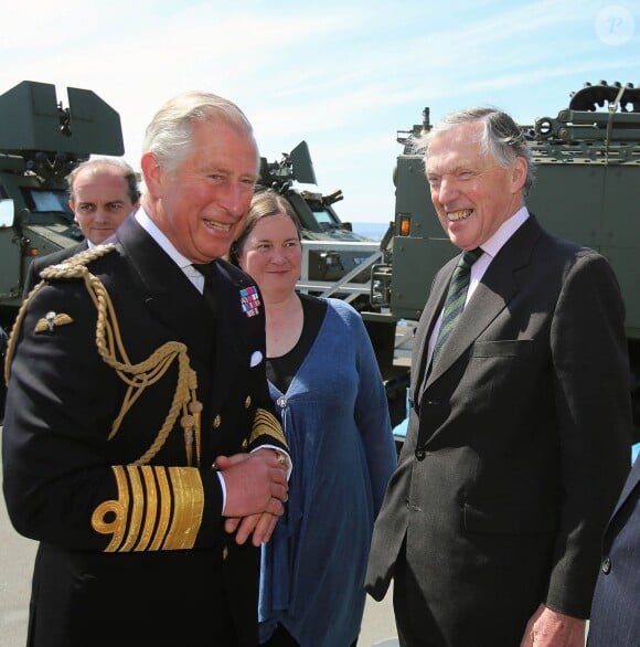 Le prince Charles avec Hugh Gillespie lors de la réception organisée le 24 avril 2015 à bord du HMS Bulwark dans la péninsule de Gallipoli pour les commémorations du centenaire de la bataille du même nom.