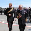Le prince Harry, le prince Charles et le capitaine Nick Cooke-Priest lors de la réception organisée le 24 avril 2015 à bord du HMS Bulwark dans la péninsule de Gallipoli pour les commémorations du centenaire de la bataille du même nom.