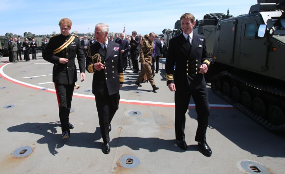 Le prince Harry, le prince Charles et le capitaine Nick Cooke-Priest lors de la réception organisée le 24 avril 2015 à bord du HMS Bulwark dans la péninsule de Gallipoli pour les commémorations du centenaire de la bataille du même nom.