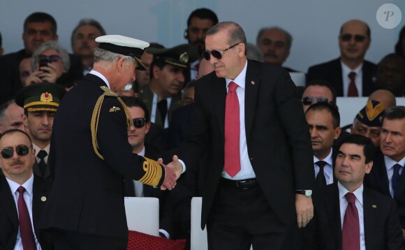 Le prince Charles et le président turc Recep Tayyip Erdogan lors de la réception organisée le 24 avril 2015 à bord du HMS Bulwark dans la péninsule de Gallipoli pour les commémorations du centenaire de la bataille du même nom.