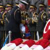 Le prince Charles a déposé une gerbe de fleurs au mémorial d'Abide en Turquie pour le centenaire de la bataille de Gallipoli, le 24 avril 2015.