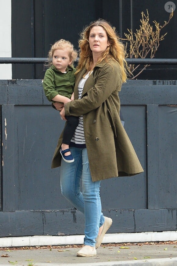 La jolie maman Drew Barrymore se rend à un déjeuner avec son mari Will, et leur fille Olive, chez Jon & Vinny's, un restaurant italien d'Hollywood, à Los Angeles, le 25 avril 2015