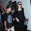 Angelina Jolie, son frère James Haven et son fils Maddox arrivent à l'aéroport de Los Angeles, le 25 avril 2015.