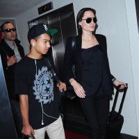 Angelina Jolie, le visage fermé et de retour de New York, soutenue par Maddox