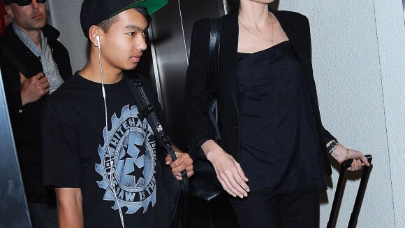 Angelina Jolie, le visage fermé et de retour de New York, soutenue par Maddox