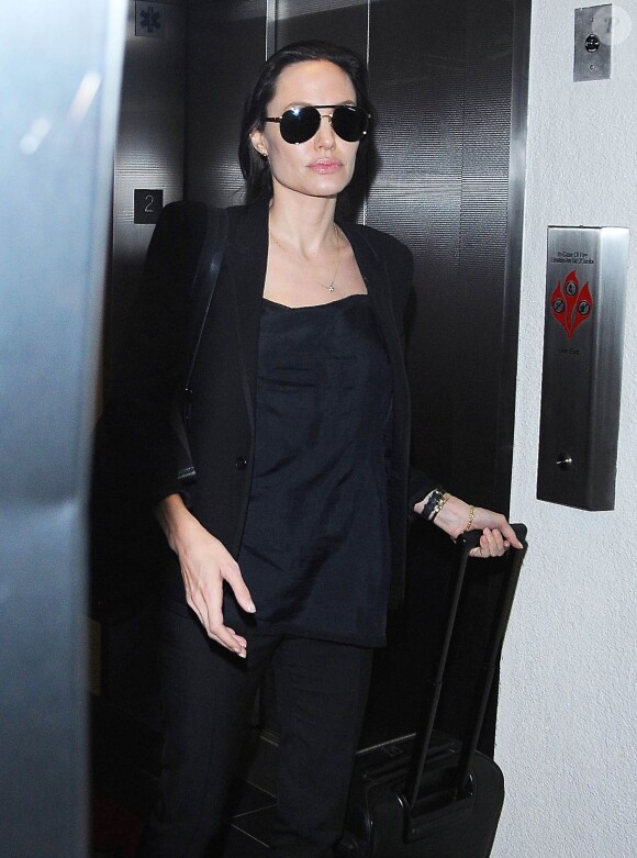 Angelina Jolie, le visage fermé, arrive à l'aéroport de Los Angeles, le 25 avril 2015.