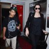 Angelina Jolie, son frère James Haven et son fils Maddox arrivent à l'aéroport de Los Angeles, le 25 avril 2015.
