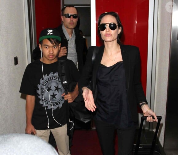 Angelina Jolie, son frère James et son fils Maddox arrivent à l'aéroport de Los Angeles, le 25 avril 2015.