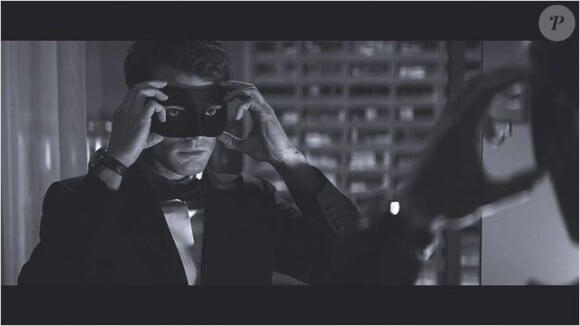 Jamie Dornan masqué sur la première image de Fifty Shades Darker.