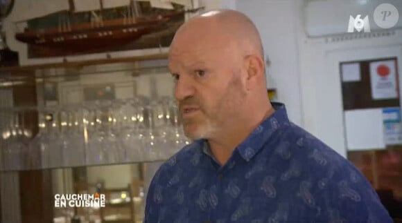 Le cuistot Philippe Etchebest et sa chemise très critiquée dans Cauchemar en cuisine sur M6. Le 27 avril 2015.