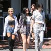 Pia Mia, Kylie et Kendall Jenner quittent le Mauro's Cafe Fred Segal à Los Angeles, le 28 avril 2015.