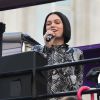 La chanteuse Jessie J chante pour ses fans dans un bus circulant dans les rues de Londres, le 24 mars 2015. La chanteuse Jessie J est monté dans la bus devant l'hôtel Langham et a ensuite tourné une vidéo dans le bus. 