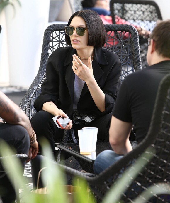 Jessie J discute avec des amis dans son hôtel à Miami, le 16 février 2015.  