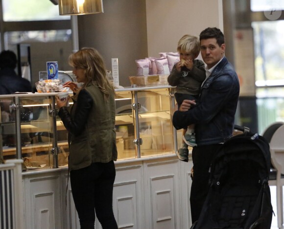 Michael Bublé, sa femme Luisana Lopilato et leur fils Noah achètent une glace à Madrid. Le28 avril 2015