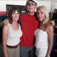 Bruce Jenner transgenre : Entouré et soutenu par ses ex-femmes, il rayonne