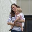 Catherine Kate Middleton, la duchesse de Cambridge et son fils George - encouragent le prince William et le prince Harry lors du match d'un polo à Windsor, le 15 juin 2014.