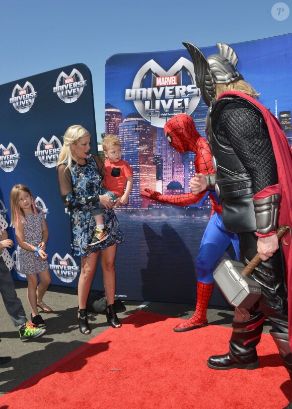 Tori Spelling, venue accompagnée de son fils Finn Davey McDermott, à la soirée Marvel Universe LIVE! à Inglewood, le samedi 2 mai 2015.