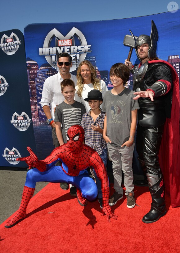 LeAnn Rimes, venue en famille, à la soirée Marvel Universe LIVE! à Inglewood, le samedi 2 mai 2015.