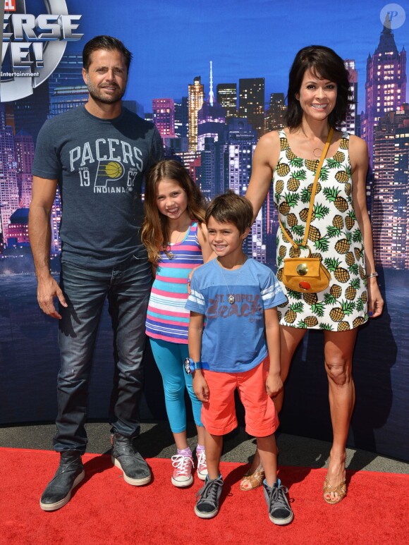 David Charvet et son épouse Brooke Burke, venus avec leurs enfants Shaya et Heaven, à la soirée Marvel Universe LIVE! à Inglewood, le samedi 2 mai 2015.