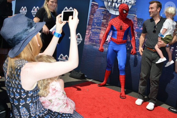 James Van Der Beek, venu en famille, à la soirée Marvel Universe LIVE! à Inglewood, le samedi 2 mai 2015.