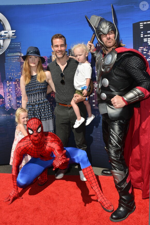 James Van Der Beek, venu en famille, à la soirée Marvel Universe LIVE! à Inglewood, le samedi 2 mai 2015.