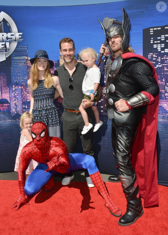 James Van Der Beek, venu en famille, à la soirée Marvel Universe LIVE! à Inglewood, le samedi 2 mai 2015.