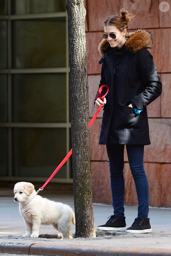 Exclusif - Allison Williams promène son nouveau chien Moxie à New York, le 25 mars 2015.